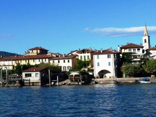 L'isola dei Pescatori, conosciuta anche come Superiore, è l'unica dell'arcipelago delle Borromee nel Lago Maggiore (comune di Stresa) ad essere stabilmente abitata._4